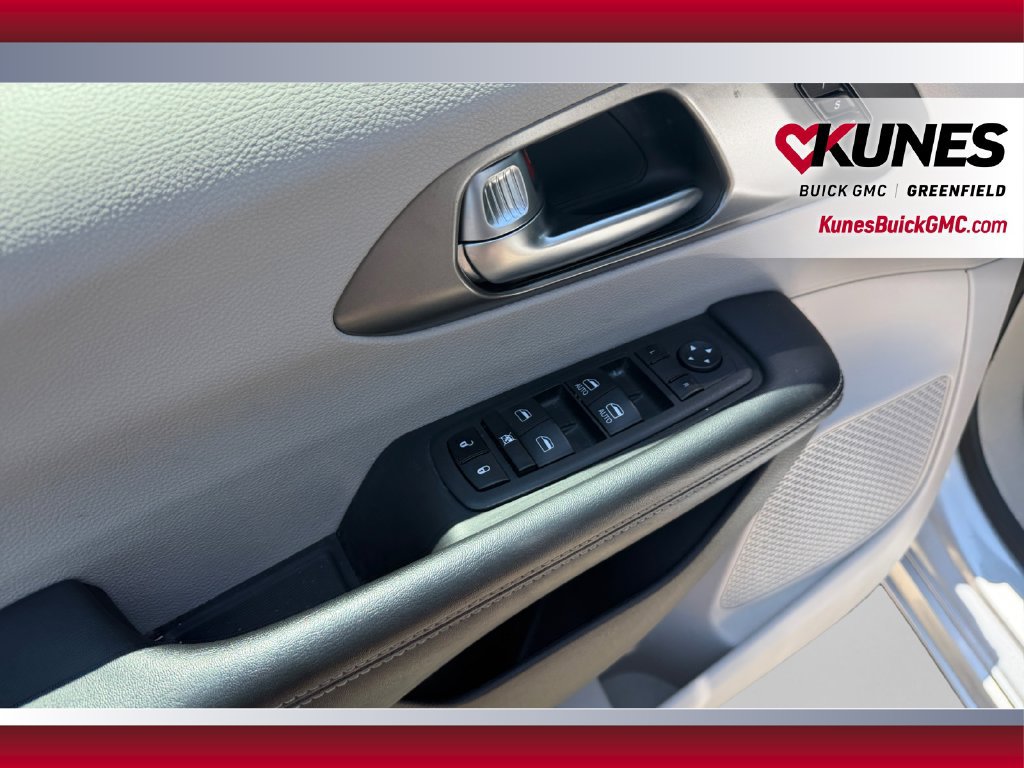Used 2023 Chrysler Pacifica Touring-L FWD image 20