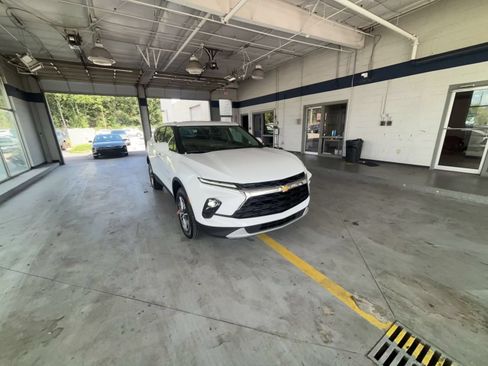 Used 2025 Chevrolet Blazer LT FWD image 3