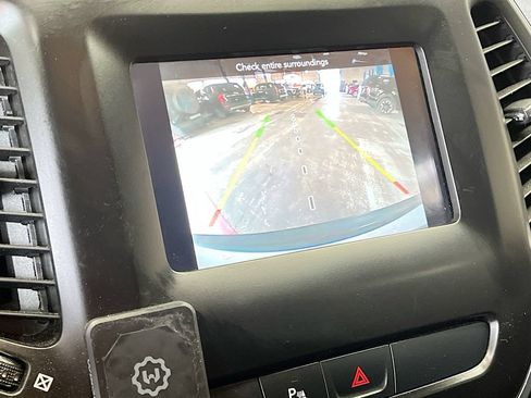 Used 2019 Jeep Cherokee Latitude Plus AWD/4WD image 13