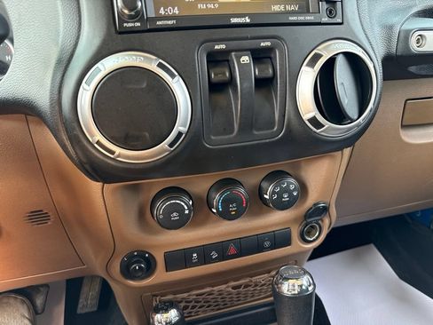 Used 2015 Jeep Wrangler Sahara w/ Connectivity Group AWD/4WD image 31