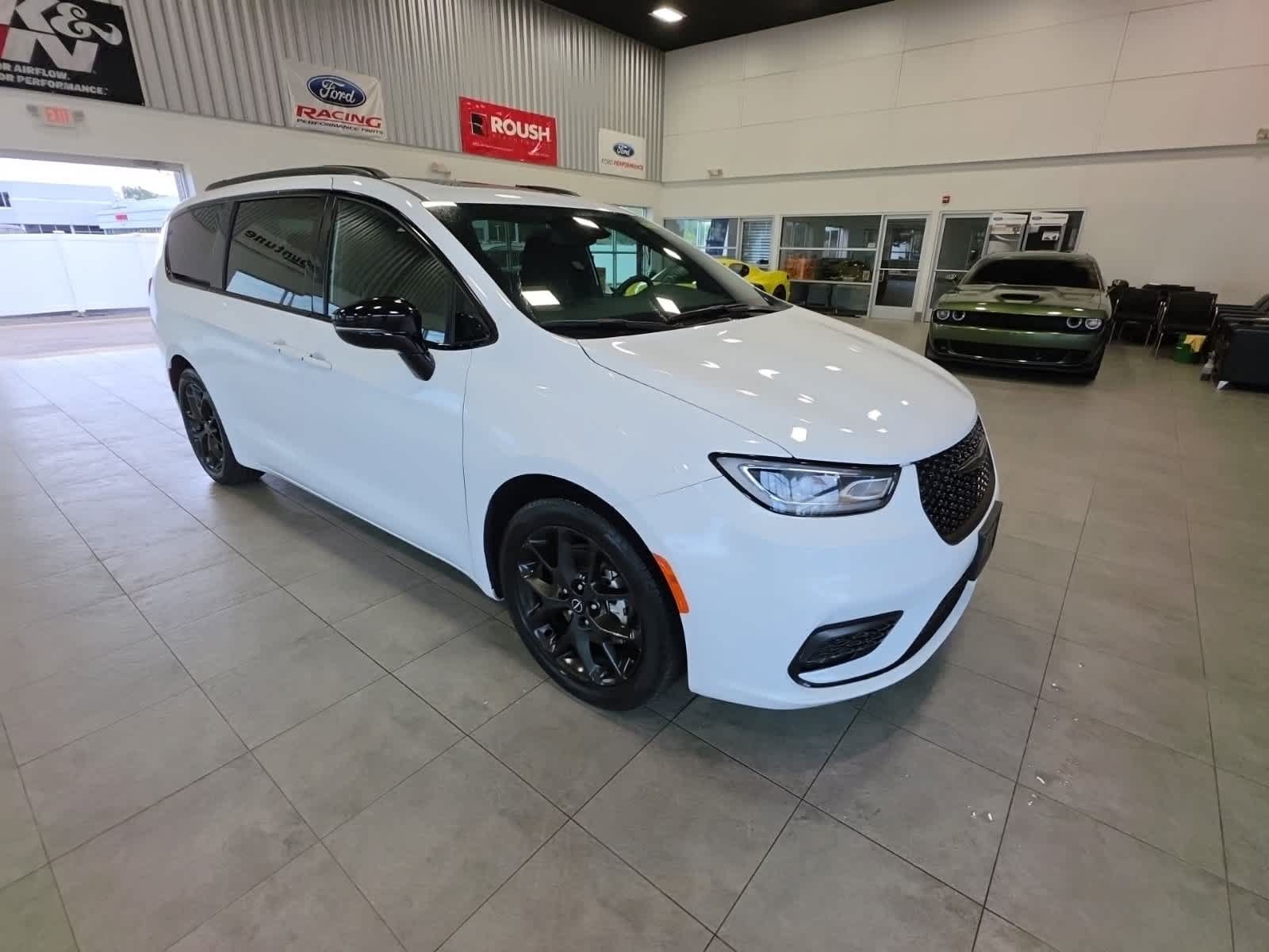Used 2025 Chrysler Pacifica Limited FWD image 4