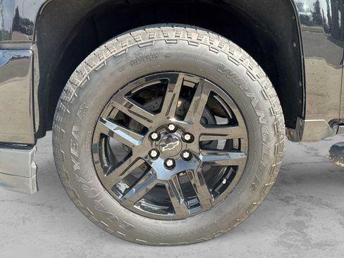 Used 2018 Chevrolet Silverado 1500 LT w/ Midnight Edition AWD/4WD image 12