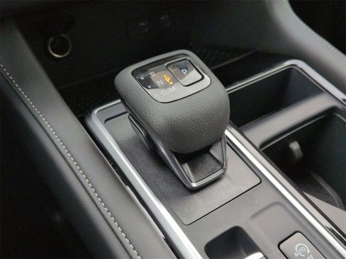 New 2025 Nissan Pathfinder SV image 11