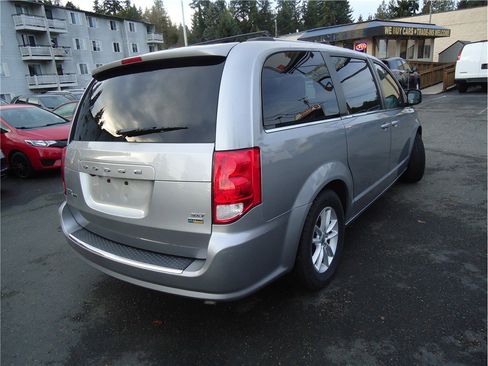 Used 2019 Dodge Grand Caravan SXT image 5