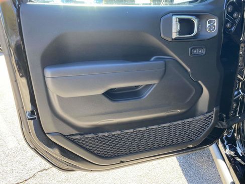 Certified 2025 Jeep Gladiator Mojave w/ Safety Group image 20