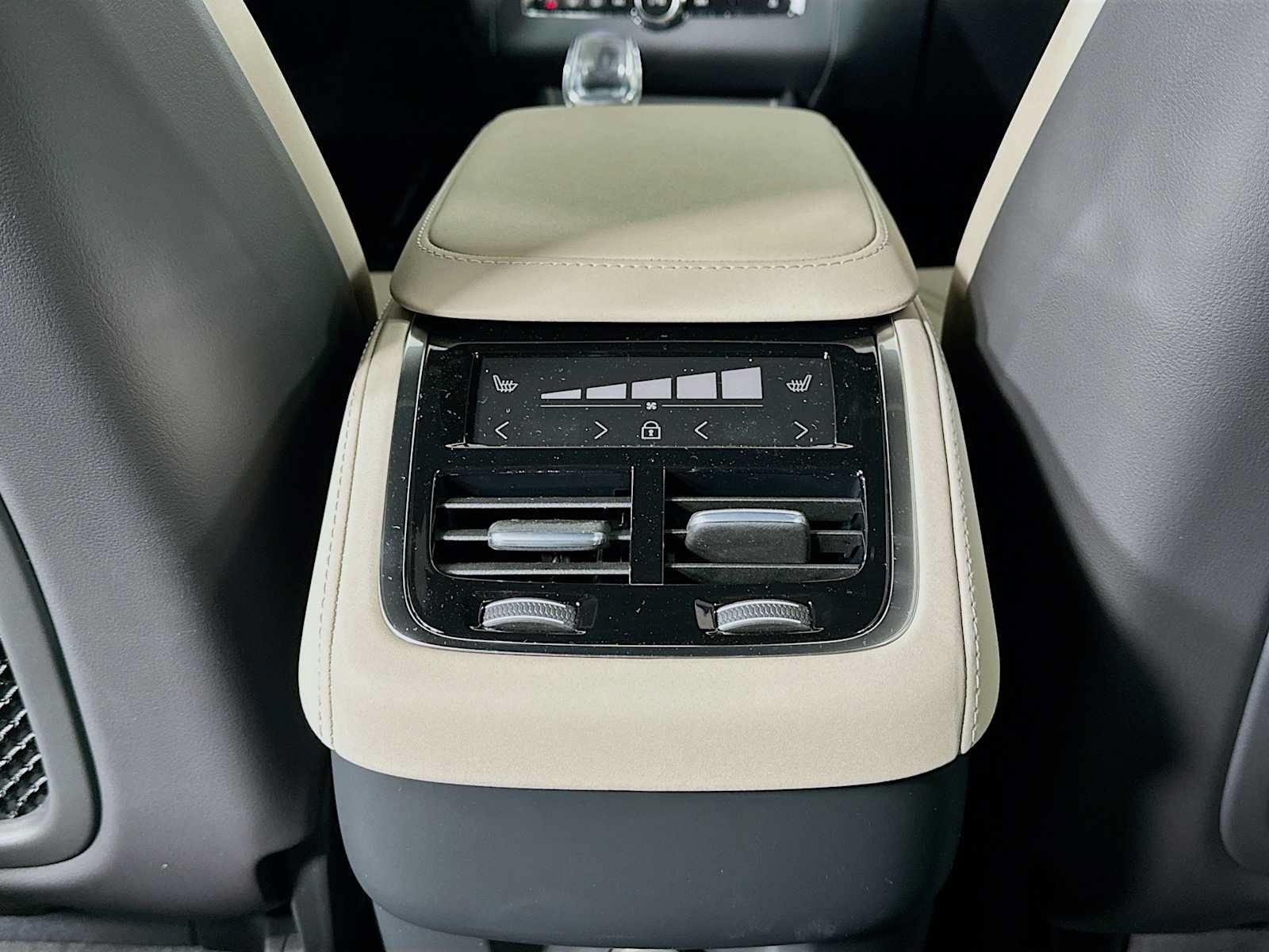 New 2026 Volvo XC90 B6 Plus w/ Protection Package Premier AWD/4WD image 23