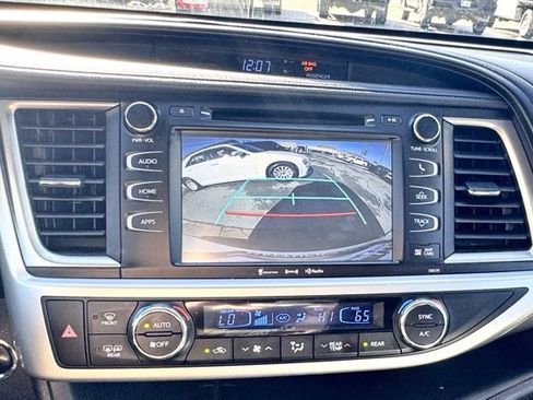 Used 2018 Toyota Highlander SE image 14