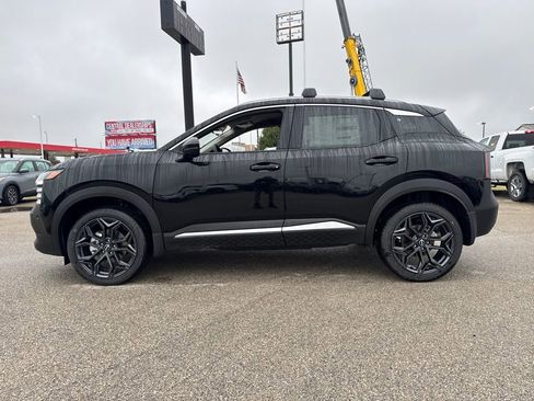 New 2026 Nissan Kicks SR image 2