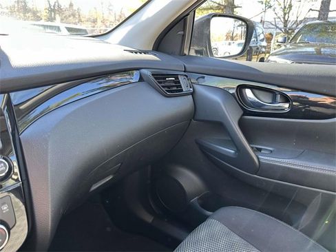 Used 2017 Nissan Rogue Sport SV w/ SV Premium Package image 33