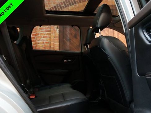 Used 2022 Nissan Rogue SV w/ SV Premium Package image 48