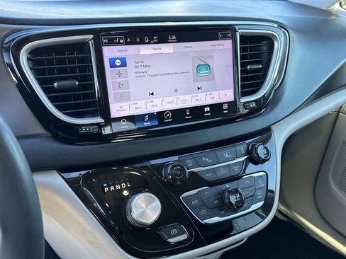 Used 2022 Chrysler Pacifica Touring-L image 13