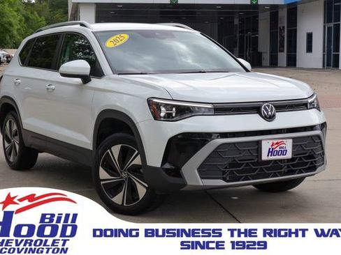 Used 2025 Volkswagen Taos SE AWD/4WD image 1