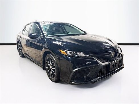 Used 2023 Toyota Camry SE image 1