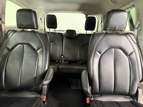 Used 2024 Chrysler Pacifica Touring-L FWD image 19