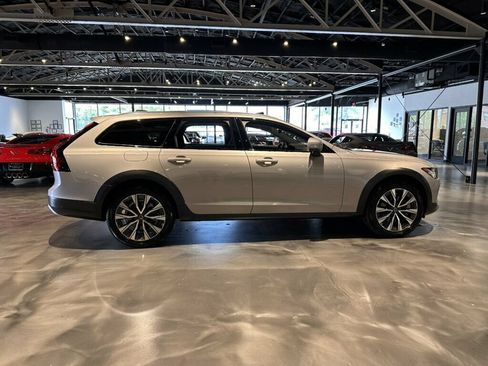 Used 2025 Volvo V90 B6 Cross Country Plus w/ Protection Package Premier AWD/4WD image 6