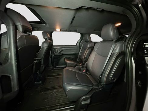 Used 2022 Toyota Sienna XSE image 19