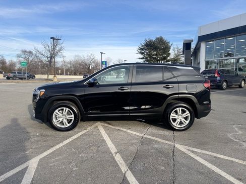 Used 2024 GMC Terrain SLE image 2