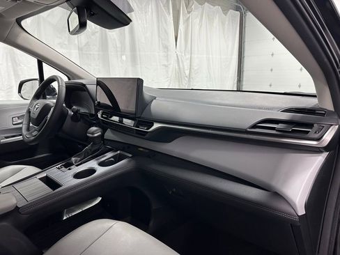 Used 2025 Toyota Sienna XLE image 65