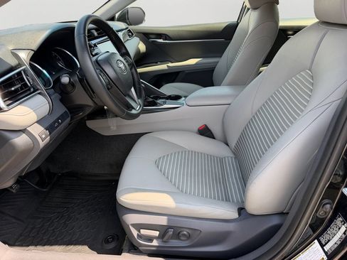Used 2018 Toyota Camry SE FWD image 16