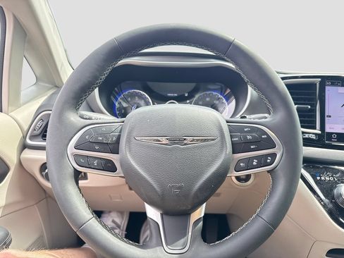 Used 2024 Chrysler Pacifica Touring-L FWD image 12