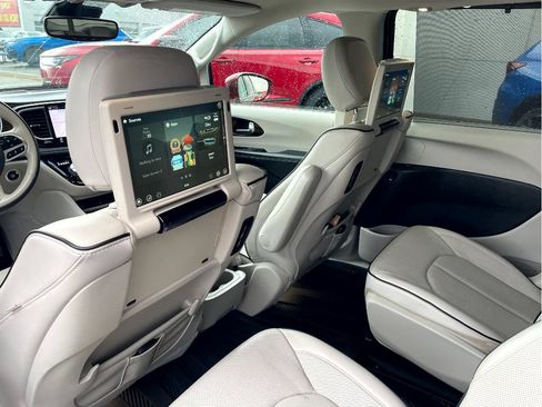 Used 2021 Chrysler Pacifica Limited w/ Uconnect Theater Family Group FWD image 10