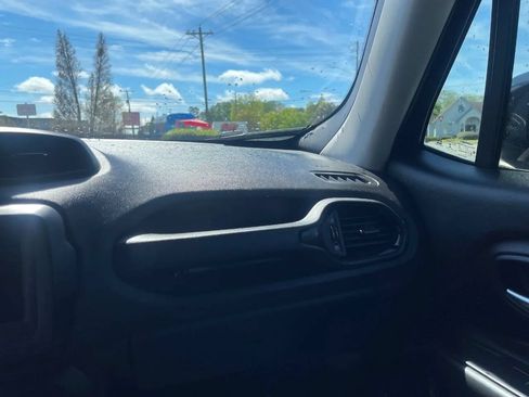 Used 2019 Jeep Renegade Altitude w/ Quick Order Package 2XM FWD image 21