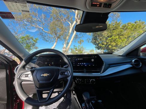 Used 2025 Chevrolet Trax LT image 34