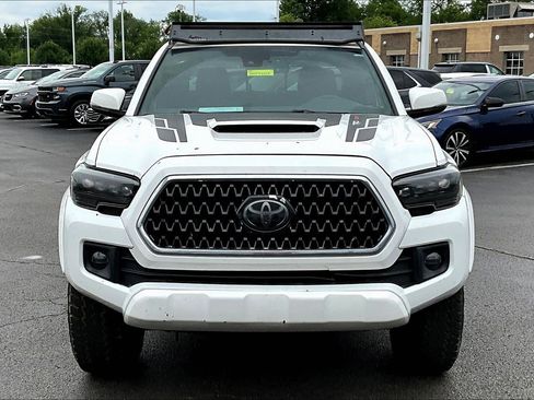 Used 2018 Toyota Tacoma TRD Sport AWD/4WD image 2
