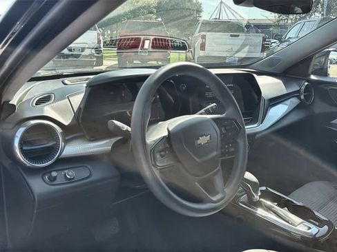 Used 2025 Chevrolet Trax LT FWD image 10