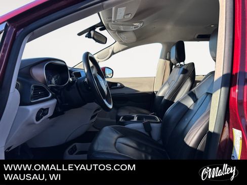 Used 2017 Chrysler Pacifica Touring-L image 10