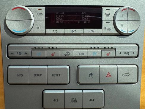 Used 2010 Lincoln Navigator 4WD image 26
