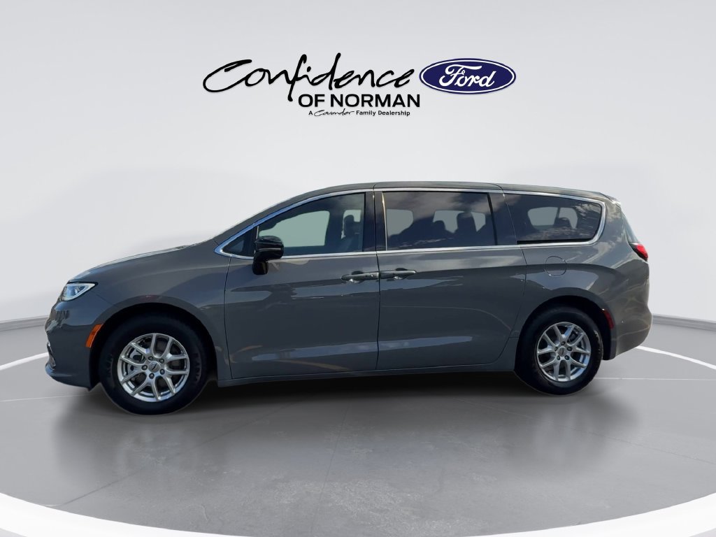 Used 2025 Chrysler Pacifica Select FWD image 5
