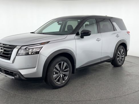 Used 2025 Nissan Pathfinder SV image 3