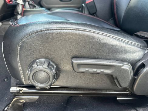 Used 2018 Jeep Wrangler Unlimited Rubicon AWD/4WD image 13