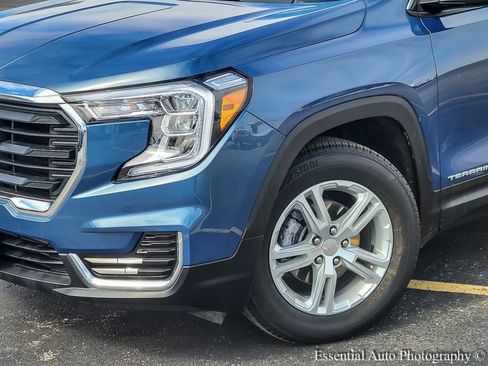 Used 2024 GMC Terrain SLE w/ Driver Convenience Package image 4