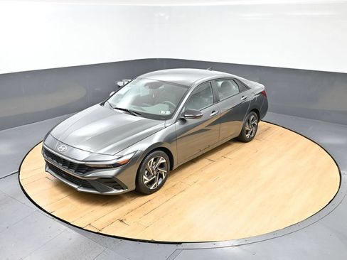 Used 2025 Hyundai Elantra SEL FWD image 7