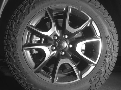Used 2025 Jeep Compass Trailhawk AWD/4WD image 12