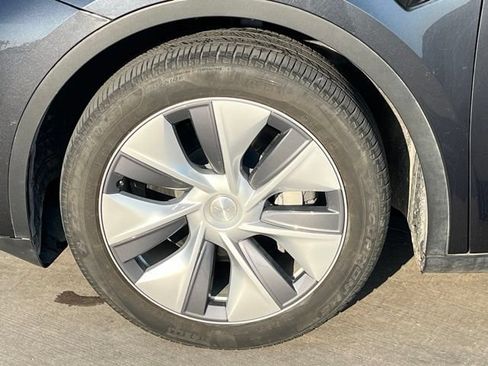 Used 2024 Tesla Model Y Long Range AWD/4WD image 4