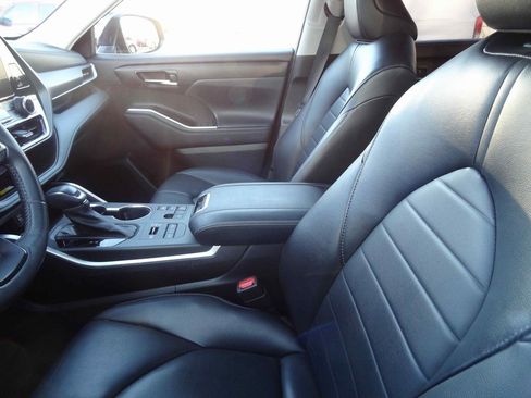 Used 2023 Toyota Highlander XLE image 9