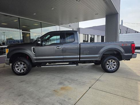 Used 2017 Ford F250 XLT w/ XLT Premium Package AWD/4WD image 2