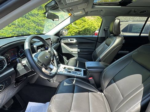 Certified 2022 Ford Explorer XLT w/ Equipment Group 202A AWD/4WD image 14