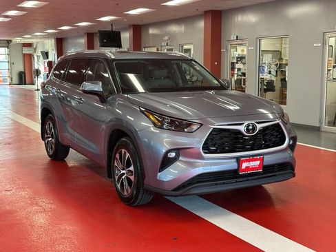 Used 2022 Toyota Highlander XLE AWD/4WD image 2