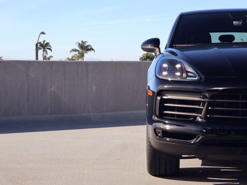 Certified 2023 Porsche Cayenne Platinum Edition image 12