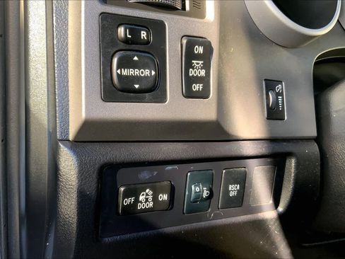 Used 2013 Toyota Tundra 4x4 CrewMax image 35