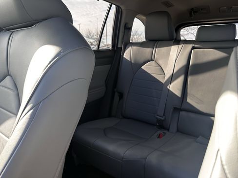 Used 2024 Toyota Highlander XLE image 12