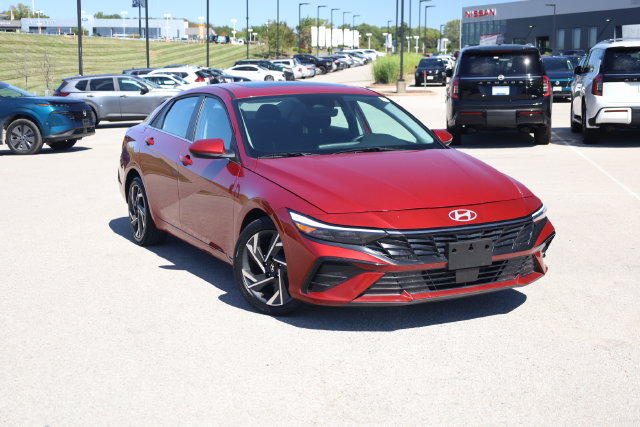 Used 2025 Hyundai Elantra SEL FWD image 2