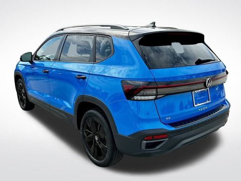 Used 2025 Volkswagen Taos SE image 4