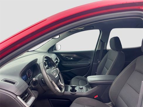 Used 2024 GMC Terrain SLE w/ Driver Convenience Package image 9