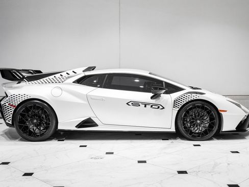 Used 2023 Lamborghini Huracan STO RWD image 6