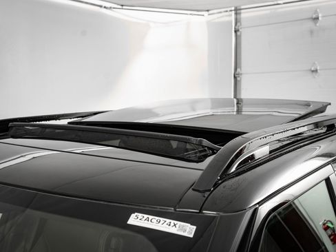 Certified 2024 Land Rover Discovery Metropolitan Edition image 14